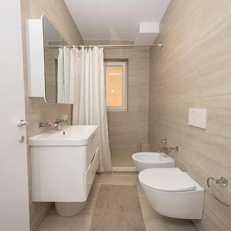 Mia's Place Corner *