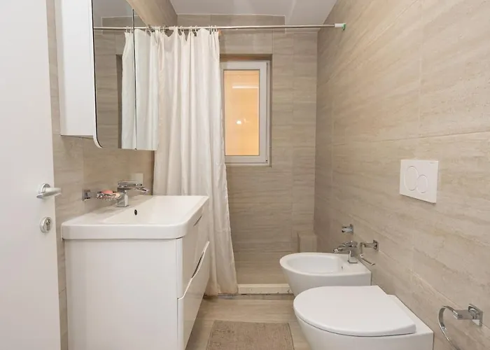 Mia's Place Corner *