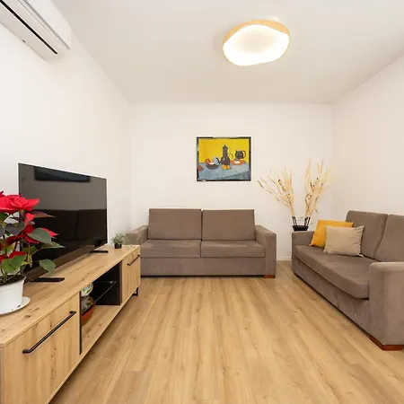 Mia's Place Corner Tirana