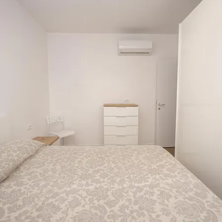 Mia's Place Corner Apartment