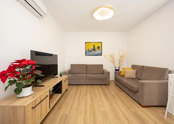 Mia's Place Corner Tirana