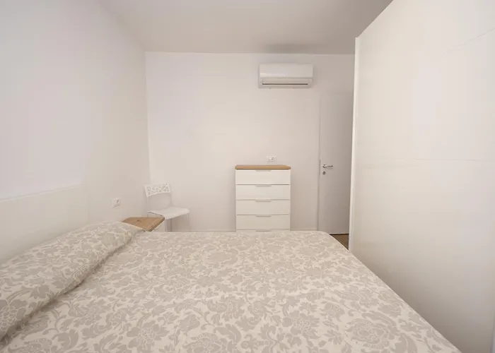 Mia's Place Corner Apartment